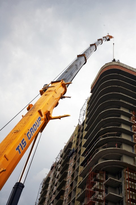 Lifting of the spire to height of 84m