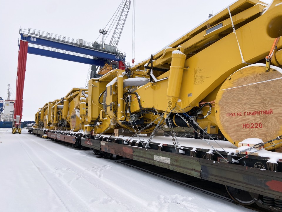 Railroad transportation of oversized cargoes
